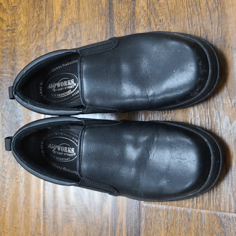 Easy Street black slip resistant 7W
